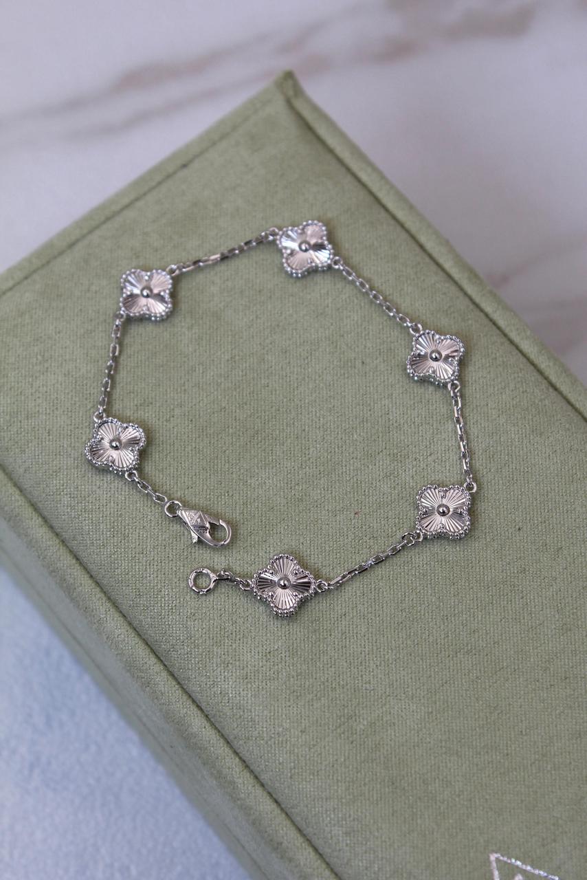 Ladies bracelets & brooches Lilly Onlines