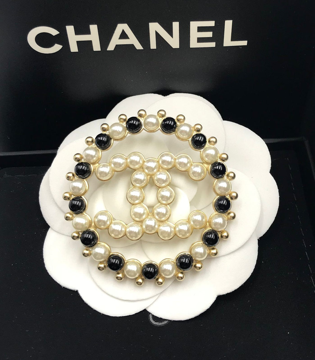 ladies brooches and bracelets Lilly Onlines