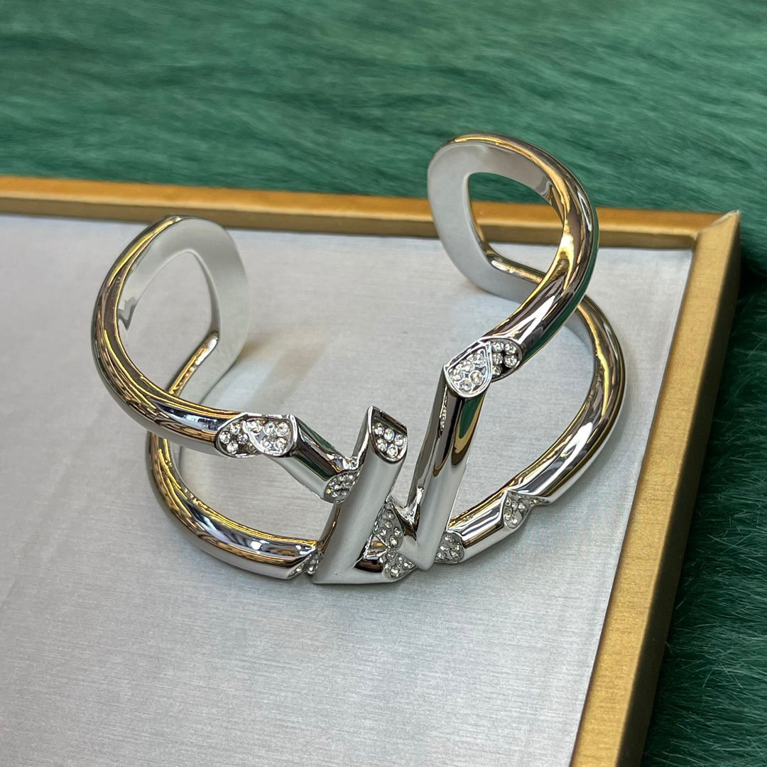 Ladies bracelets & brooches Lilly Onlines