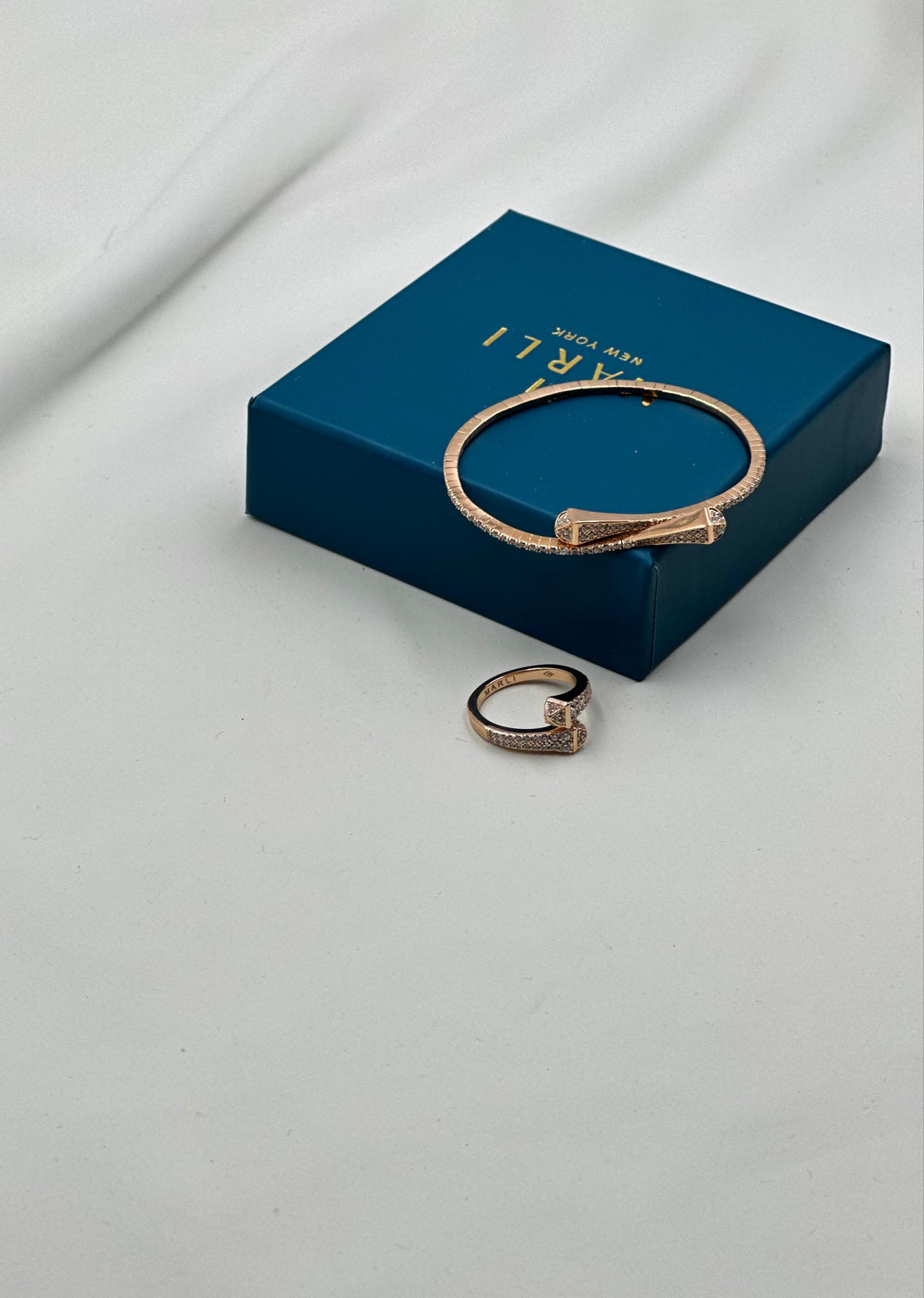 Ladies bracelets & brooches Lilly Onlines