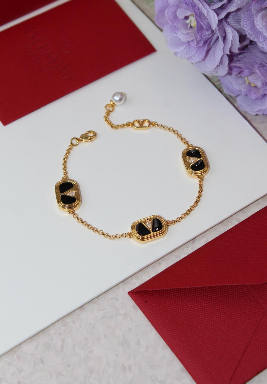 Ladies bracelets & brooches Lilly Onlines