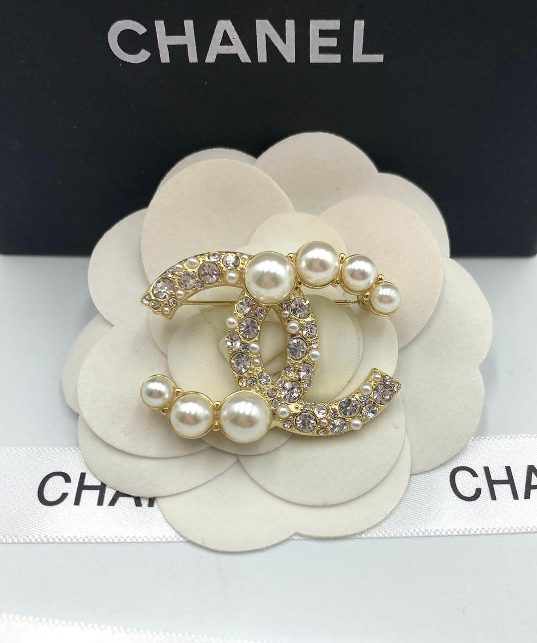 ladies brooches and bracelets Lilly Onlines