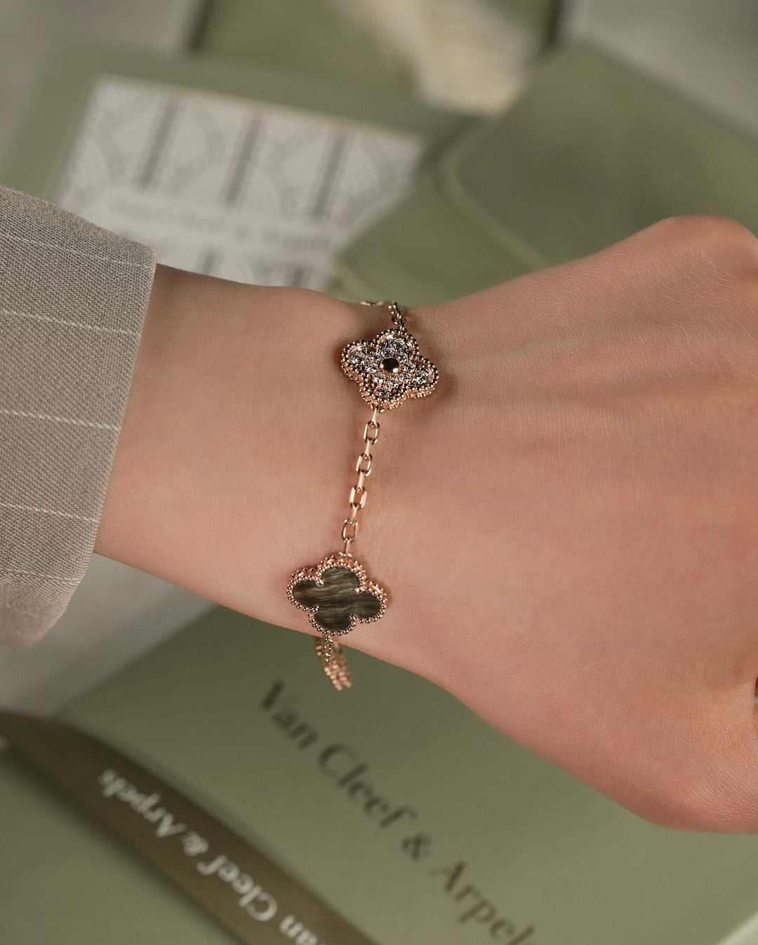 Ladies bracelets & brooches Lilly Onlines
