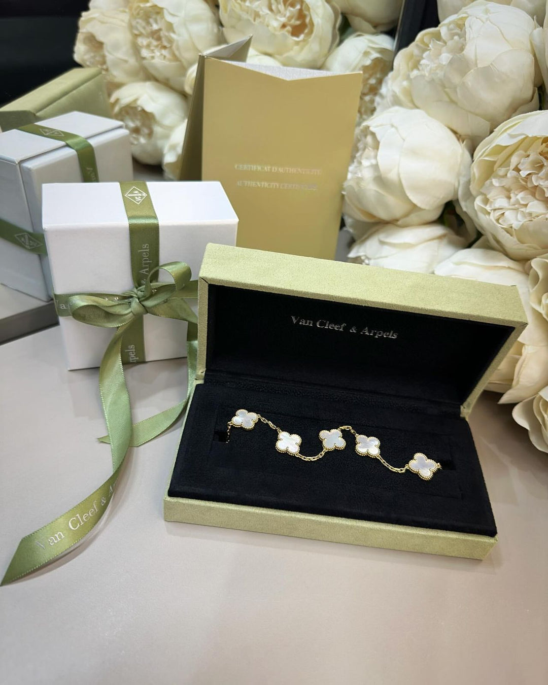 Ladies bracelets & brooches Lilly Onlines